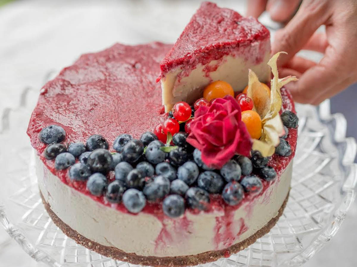 Recepta pastís gelat de sant jordi d’anacards, roses i fruits vermells