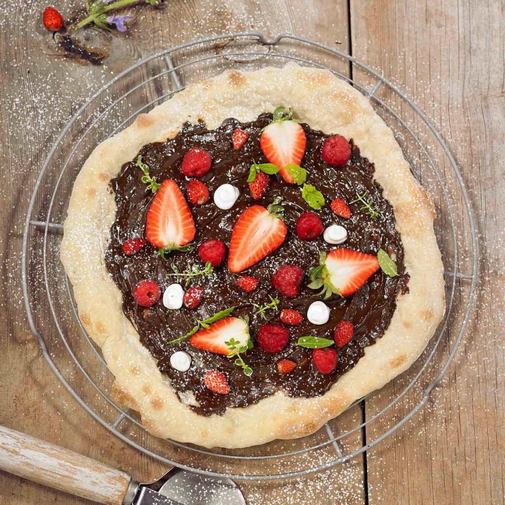 Pizza dolça de xocolata i fruites vermelles