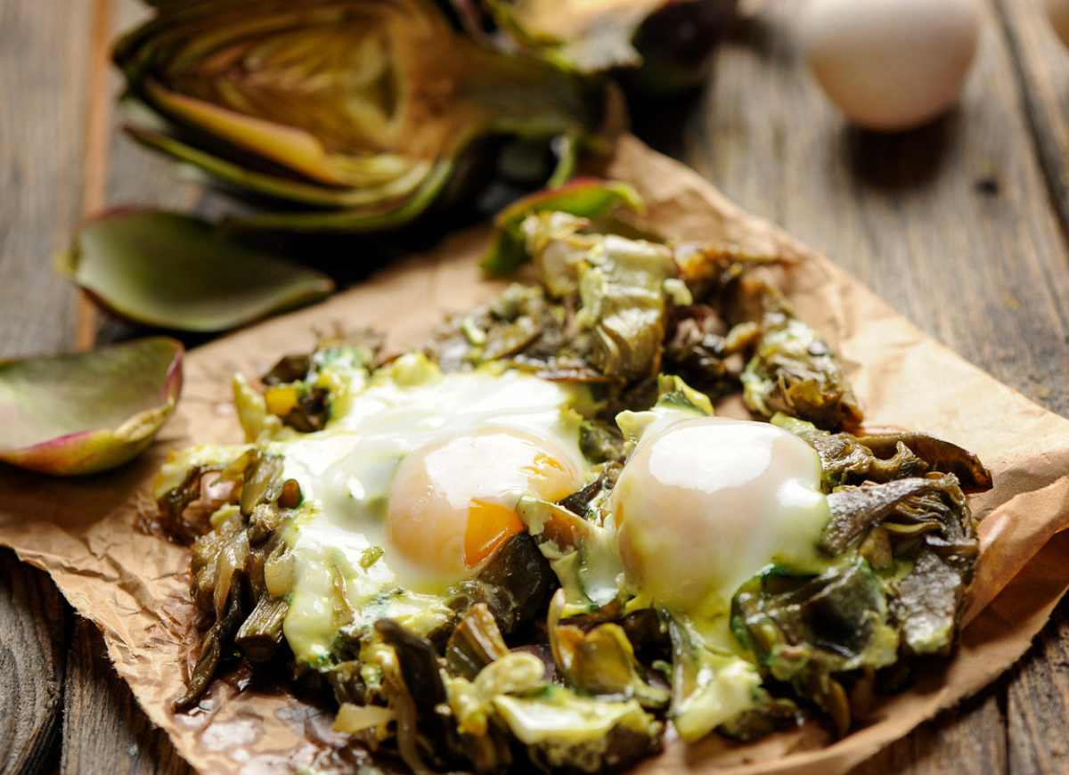 Receta alcachofas rellenas de huevo poché y jamón ibérico