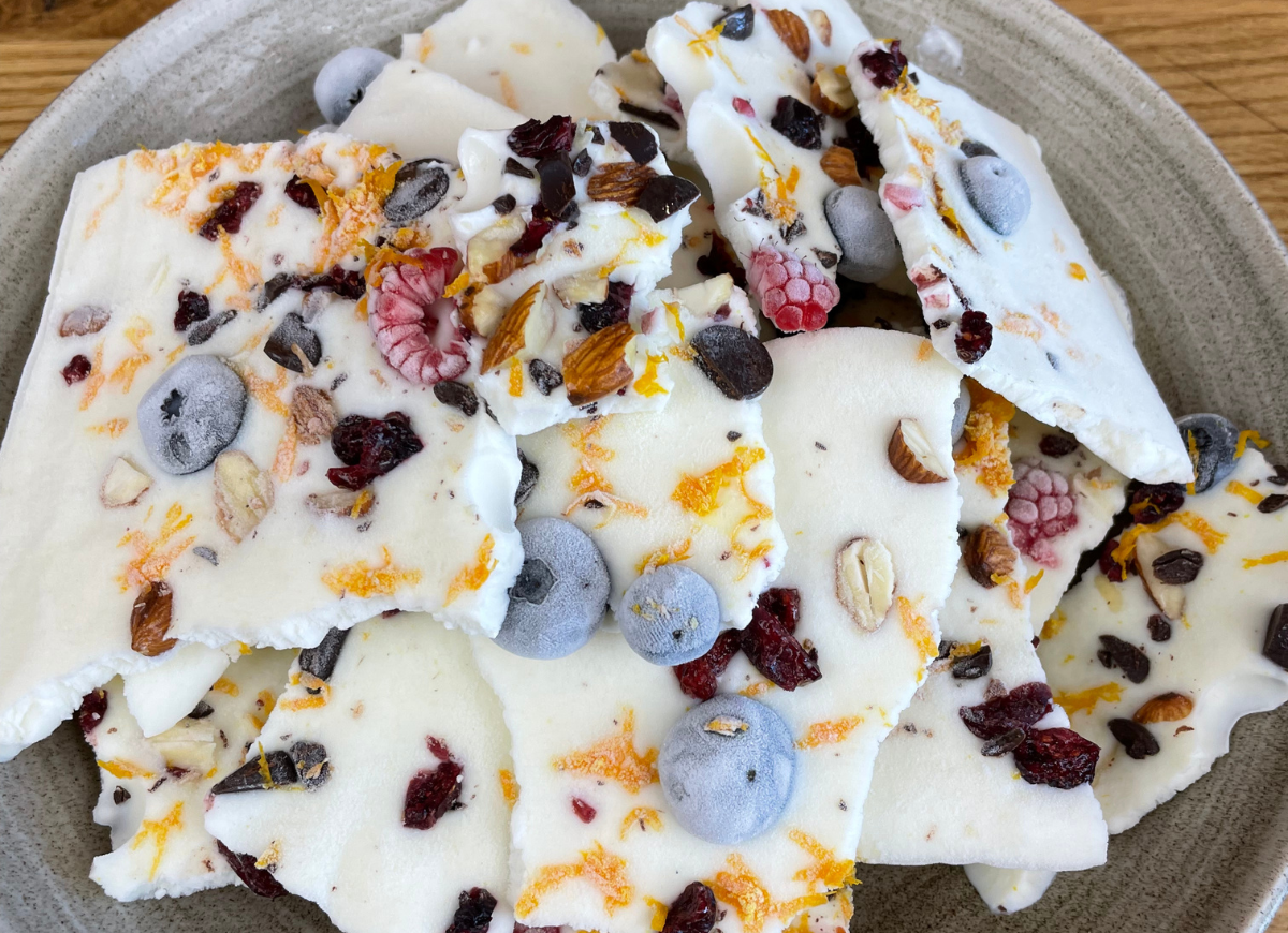 Receta yogur helado con frutos rojos, frutos secos, naranja y miel