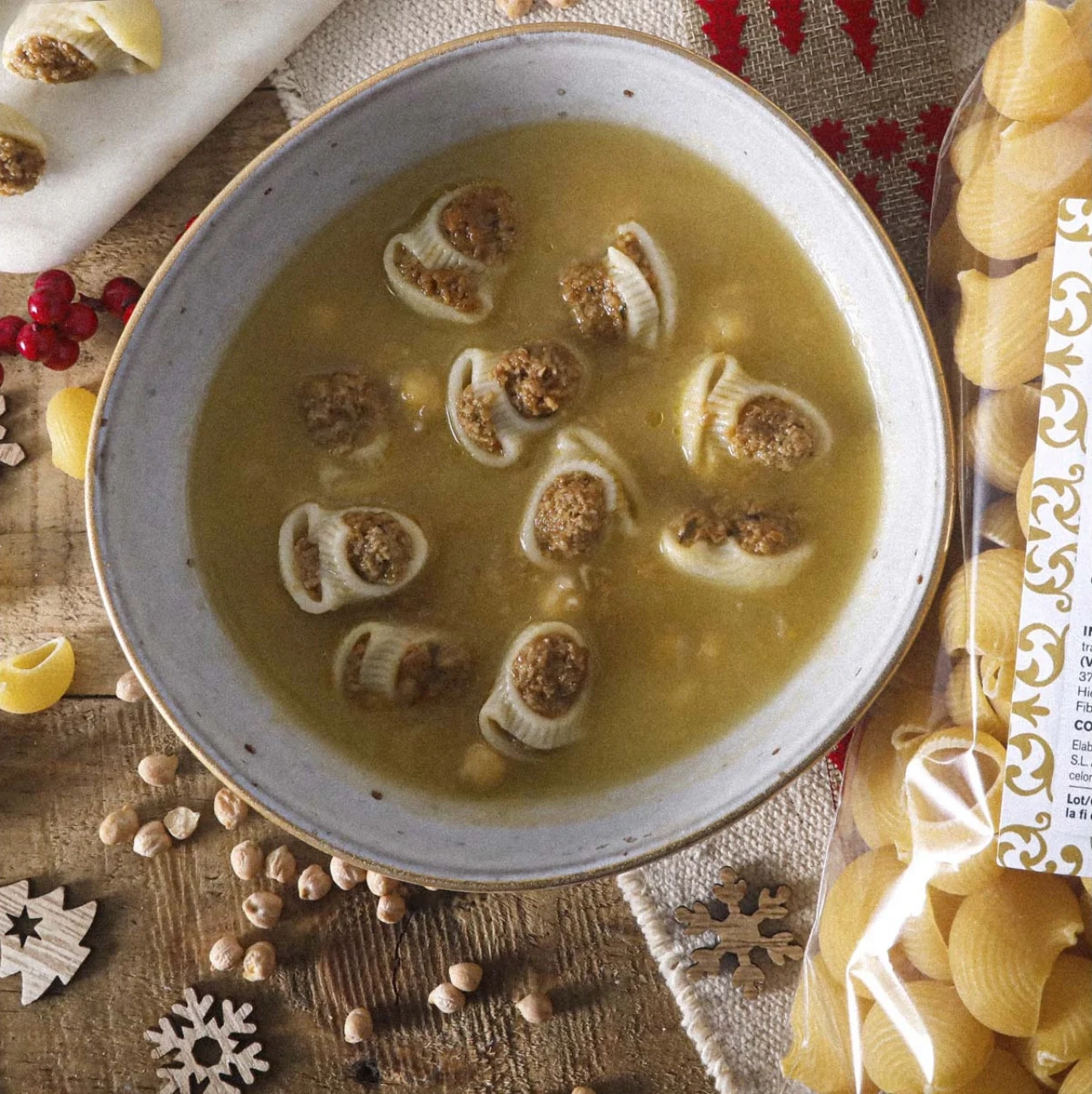 Receta sopa de navidad con albóndiga veggie y garbanzos