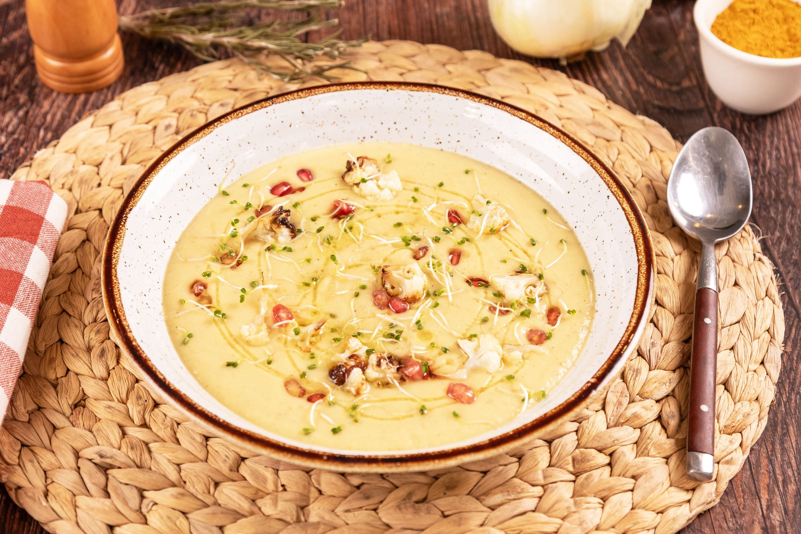 Recepta crema de coliflor amb topping de magrana Recepta crema de coliflor amb topping de magrana