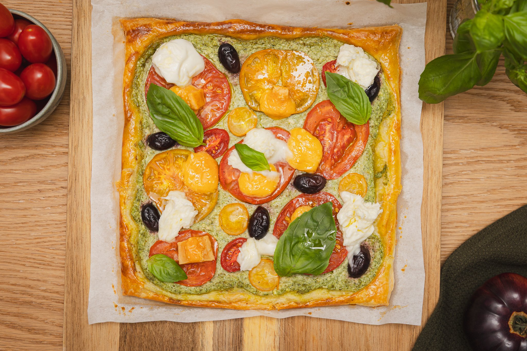 Receta coca de tomates variados, ricotta y pesto